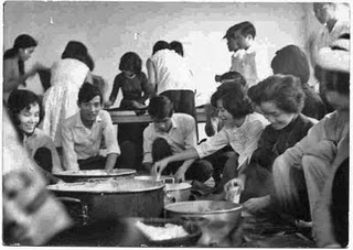 Sinh vin đại học Dược Khoa Si Gn gi bnh chưng để đem gip đồng bo miền Trung bị bo lụt năm Thn 1964