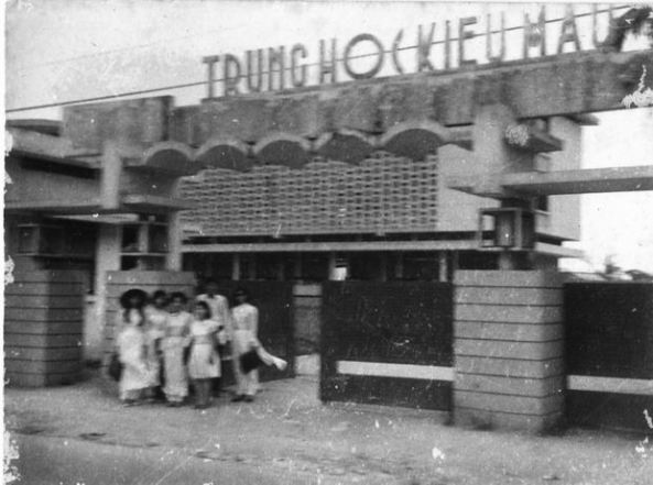 Cổng trường Trung Học Kiểu Mẫu Huế 1964-1975